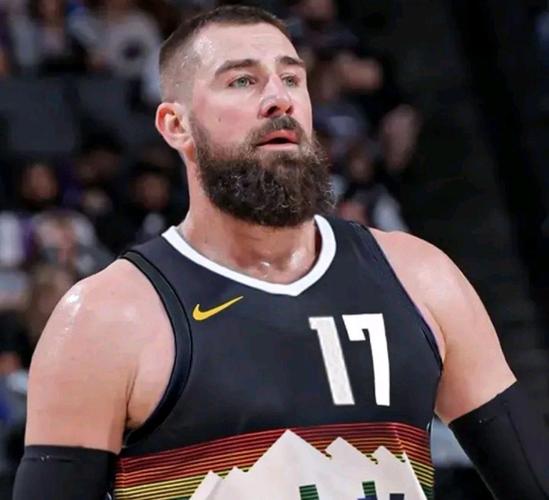 掘金球员出场穿搭：约基奇西装革履&瓦兰丘纳斯肌肉尽显